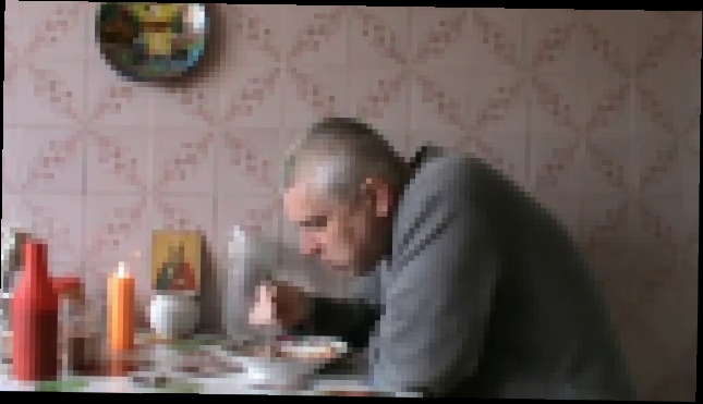Домашний ужин мужика — мужик  кушает картошку и котлеты 2 штуки домашние званый обед в доме 