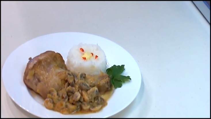 Курица с грибами и луком пореем видео рецепт 