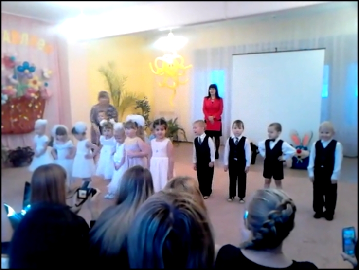 Танец детишек и мам в детском саду на празднике день Матери) Очень трогательно... 