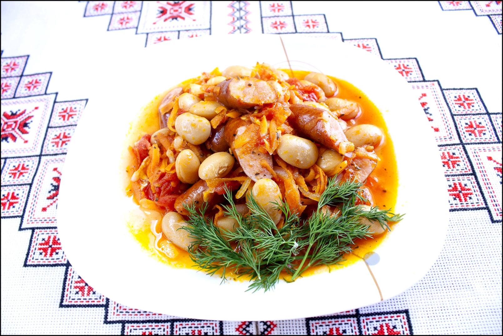 БЕЛАЯ ФАСОЛЬ С КОЛБАСКОЙ-отлычная горячая закуска БІЛА КВАСОЛЯ З КОВБАСКОЮ-відмінна гаряча закуска 
