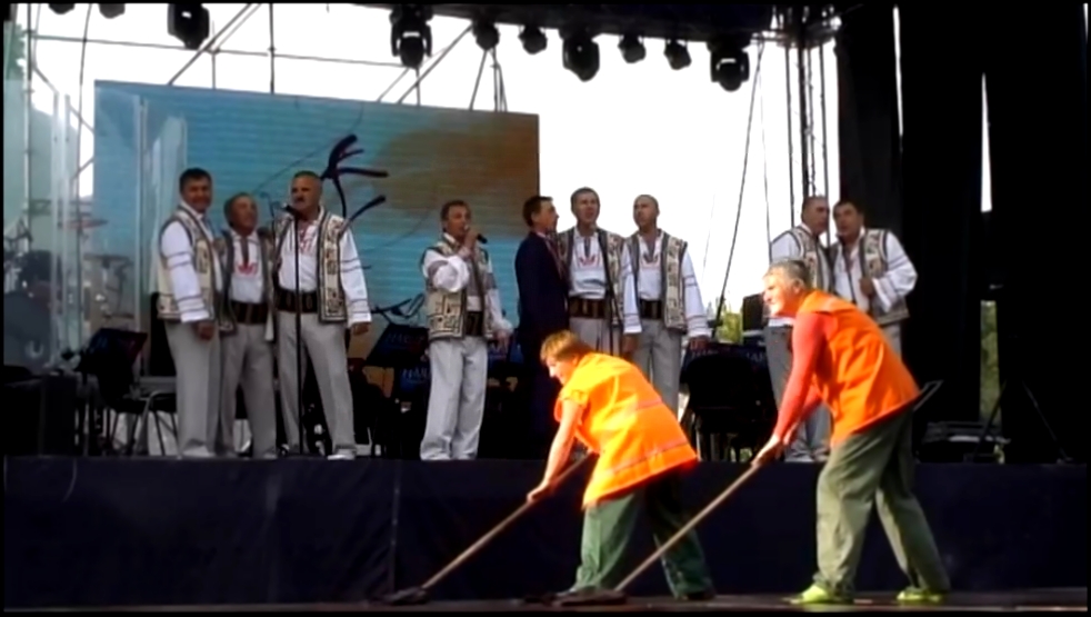 Фестиваль «Дунайская весна» в городе Измаил. Группа «Этнос» , а также измаильские дворники. 2016 