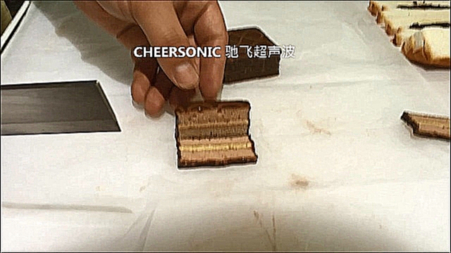 Ультразвуковая ручная резка шоколадного бисквита 
