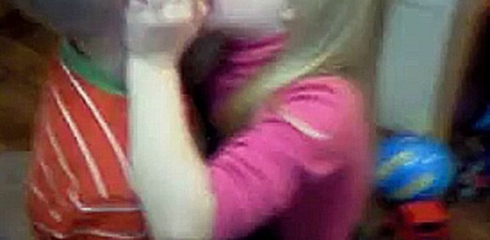 Девочка целует мальчика или страстный поцелуй  - видеоклип на песню