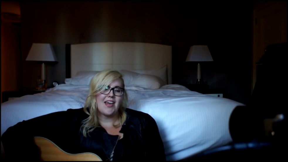 Adele - Hello (Acoustic) - видеоклип на песню