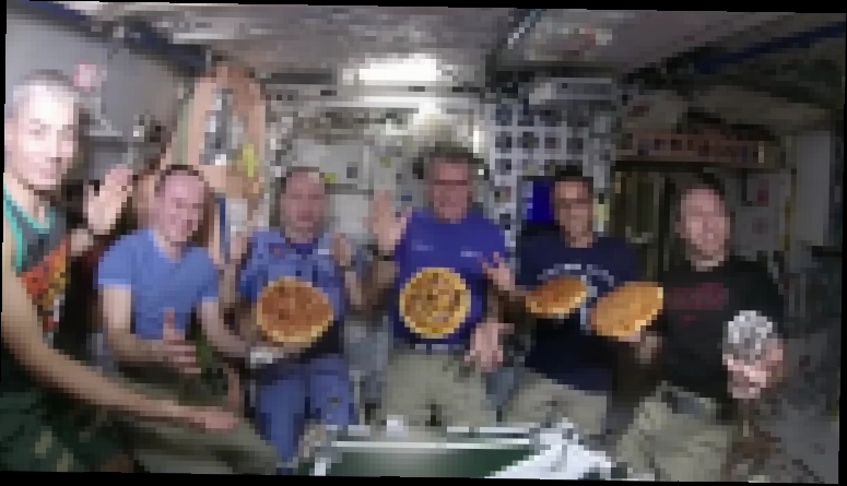 Космонавты на МКС приготовили пиццу в невесомости 