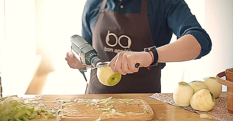 Как быстро почистить яблоко. Суперспособ!   How to peel an apple  