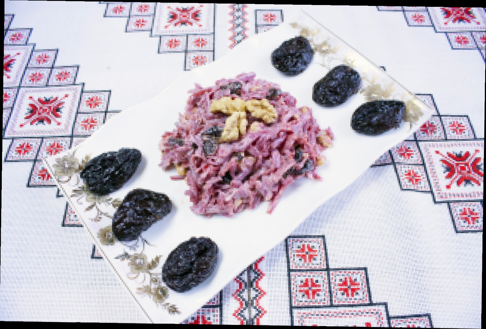 Салат с черносливом свеклой и грецкими орехами Салат з чорносливом буряком та грецькими горіхами 