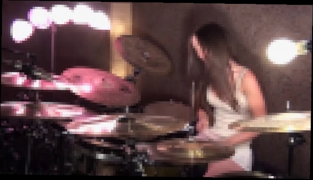 METALLICA - ENTER SANDMAN - Девушка классно играет на барабанах 
