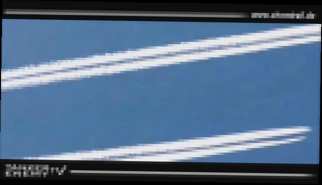Zwei Militärflugzeuge versprühen nebeneinander fleißig Chemikalien in die Luft_ während... - видеоклип на песню