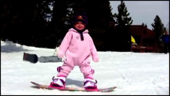 Годовалый ребенок катается на сноуборде 
