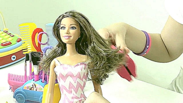 Салон красоты для кукол. Флинн и Барби. Лучшая подружка Варя - видео для девочек. 