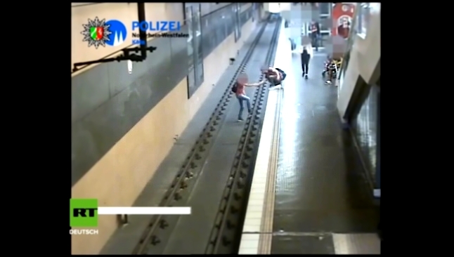 Köln - Ausländer stellt sich Polizei der einen Mann ins Gleisbett einer UBahn gestoßen hatte - видеоклип на песню