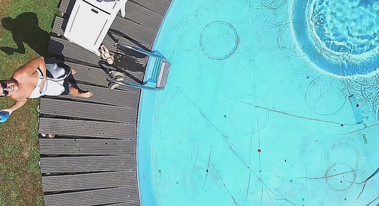 Женщина сбила дрон, пролетавший над ее бассейном - видеоклип на песню
