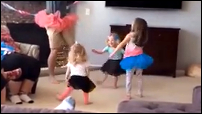 Папа учит дочек танцевать - видеоклип на песню