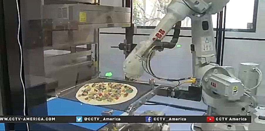 Робот который помогает готовить пиццу 