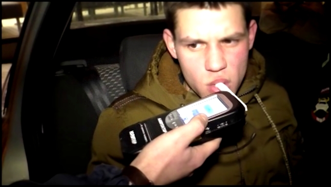 В Кирове полиция пытается научить парня дуть в трубочку - видеоклип на песню