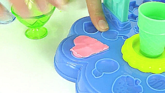 Видео для детей. Китти и Тося - готовим венскую вафлю. Играем с Play-Doh. Развивающее видео. 
