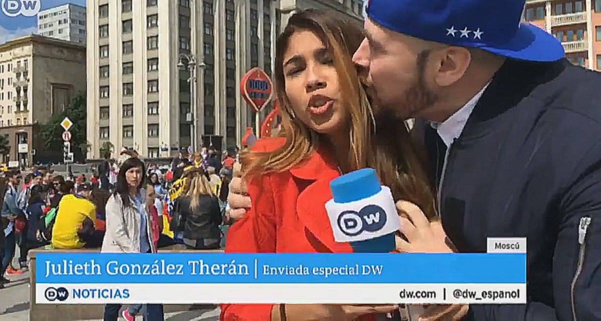Русский болельщик в прямом эфире поцеловал испанскую журналистку - видеоклип на песню