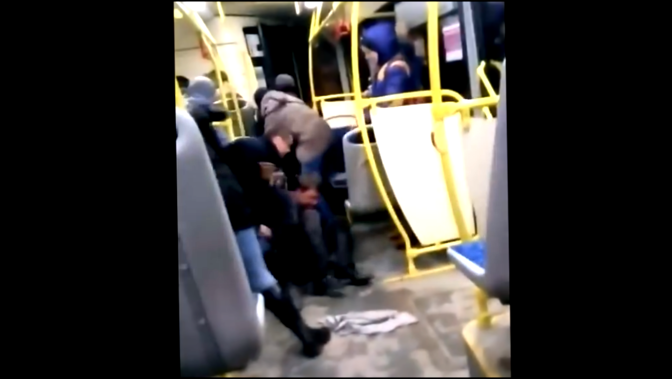 Драка блондинки с брюнеткой в автобусе - видеоклип на песню