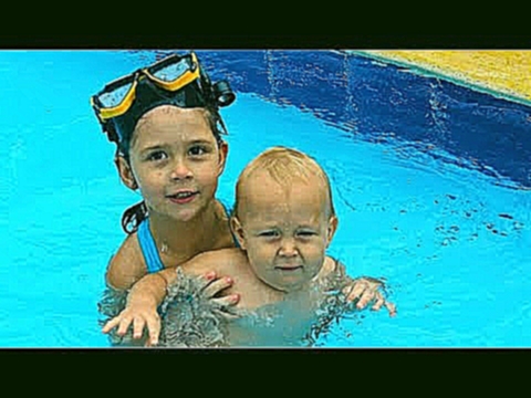 Дети в бассейне. Малыш  в ластах Не хочет плавать. Kids swimming in the pool - видеоклип на песню