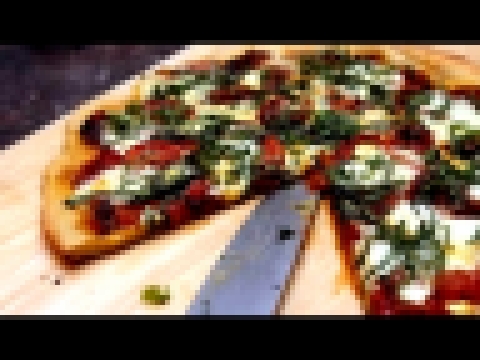 Пицца с моцареллой и базиликом 