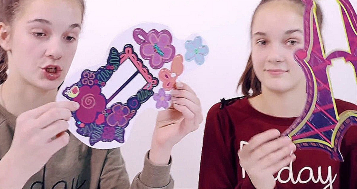 Соня и Полина помогают АНИМАТРОНИКАМ собрать фоторамку для Чики! - видеоклип на песню