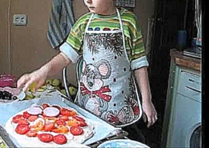 Маленький поваренок готовит пиццу 