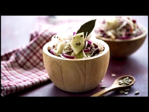 Салат из квашеной капусты с маринованными луком и брусникой 