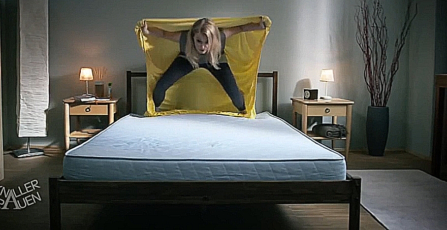 Женщина заправляет кровать 