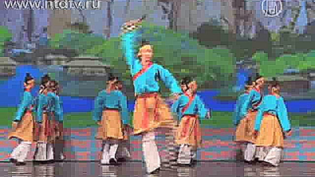 Модельер Донна Каран очарована Shen Yun - видеоклип на песню
