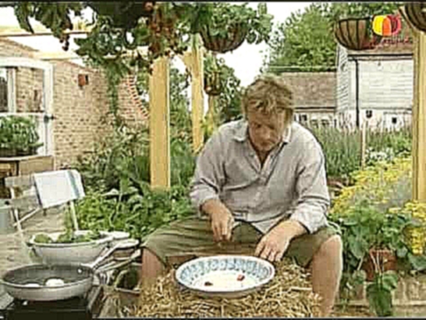 Джейми Оливер готовит салат из клубники 