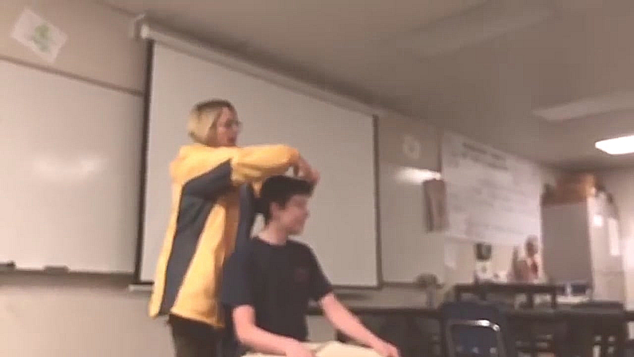 В Калифорнии учительница сошла с ума во время урока - видеоклип на песню
