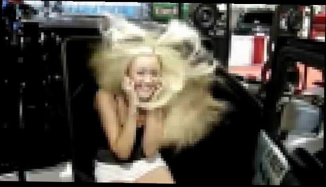 Блондинка испытывает сабвуфер - видеоклип на песню