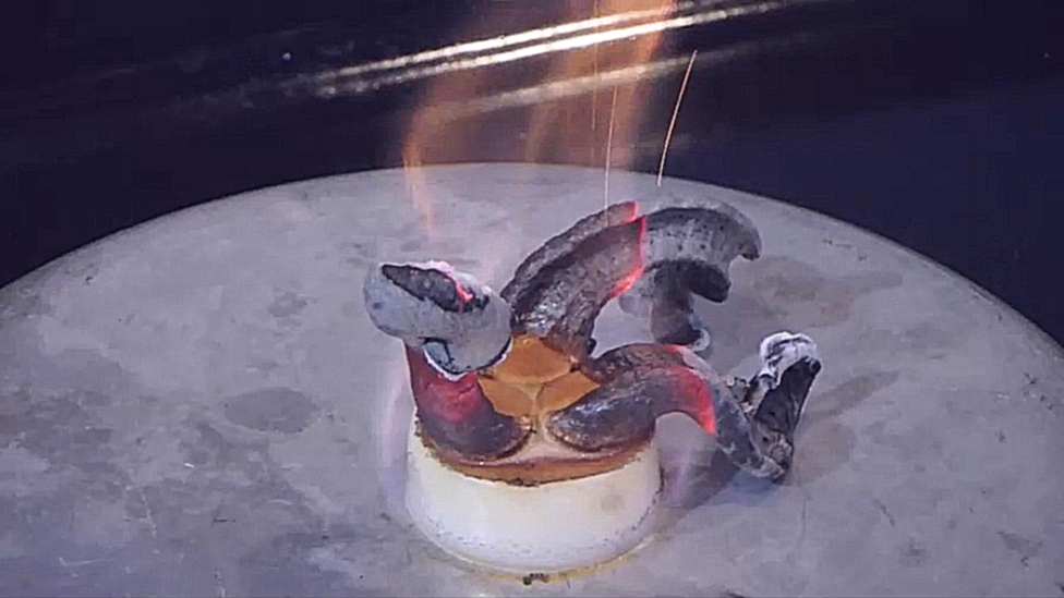Огненные змеи из глюканата кальция и сухого горючего 
