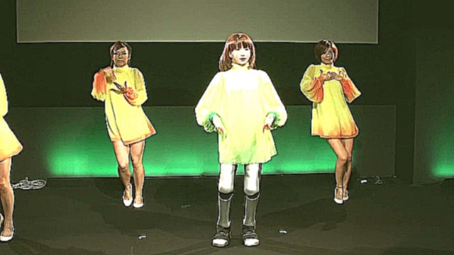 Робот-девушка поет и танцует на сцене - видеоклип на песню