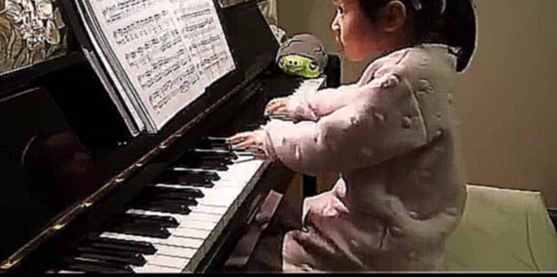 Девочка играет на пианино (3 года) - Ludwig van Beethoven - видеоклип на песню