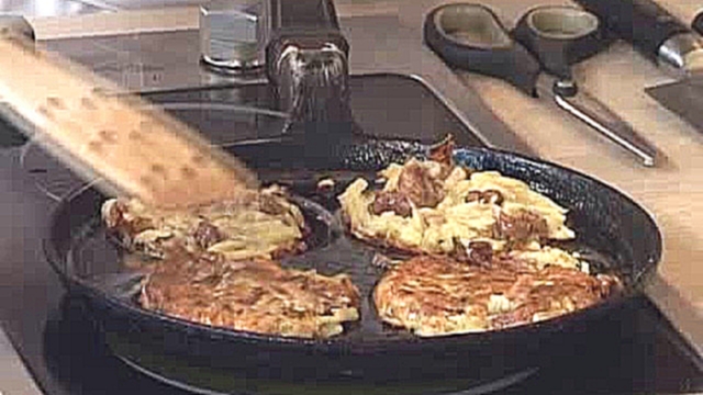 Филе грудки цыпленка с картофельными дранниками и грибами 