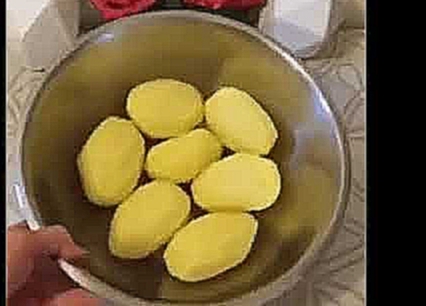Картофельные драники с мясом, грибами и сметаной 