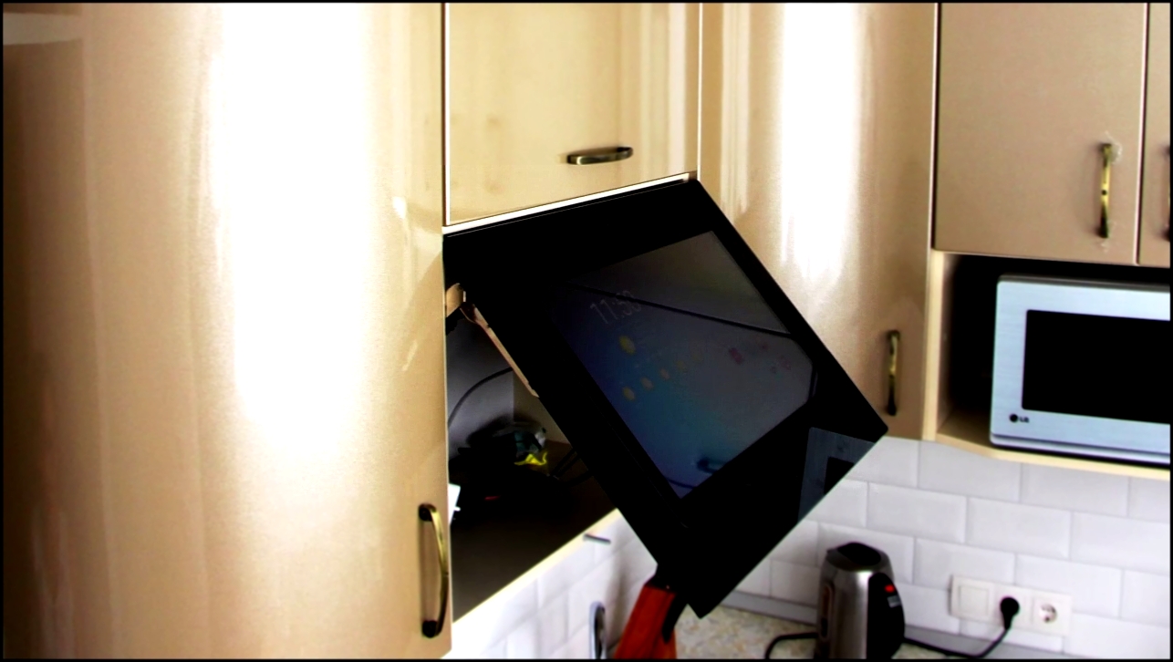 Встраиваемый телевизор для кухни - сенсорная интерактивная панель в фасаде кухонного гарнитура. 