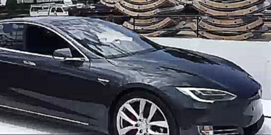 Илон Маск продемонстрировал на Tesla Model S, как будет работать платформа-подъемник - видеоклип на песню