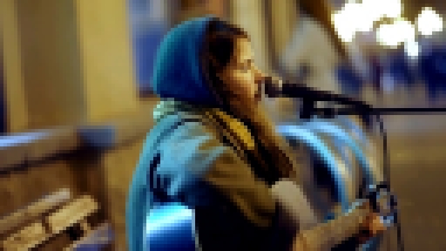 ДЕВУШКА С КРАСИВЫМ ГОЛОСОМ ПОЕТ ПОД ГИТАРУ ► Арбат, Вечерняя Москва - видеоклип на песню