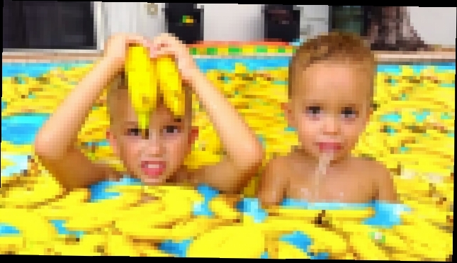 Веселые дети бассейн с бананами! Детские песни для детей 