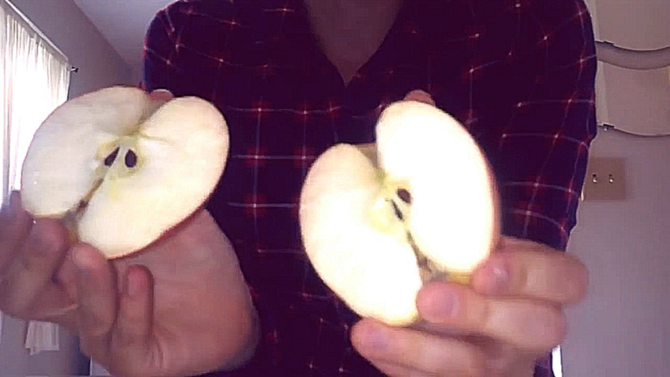 Как разломить яблоко голыми руками 