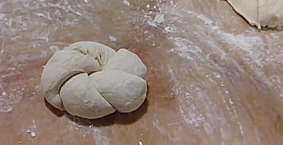 Формовка булочек узлом из французского багета жгута из теста 