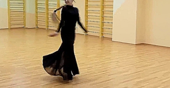 Девушка танцует кавказский танец 