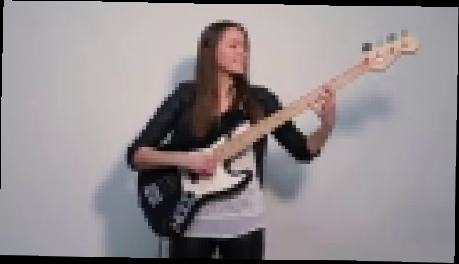 Девушка играет на басу - видеоклип на песню