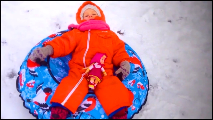 София катается на ватрушке Детская площадка ищем игрушки в снегу / Kids Playground Fun Play Place 
