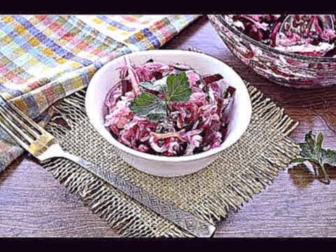 Постный свекольный салат с квашеной капустой, луком и растительным маслом 