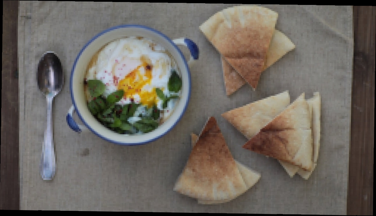 Завтрак по-турецки: яйцо-пашот с йогуртом 
