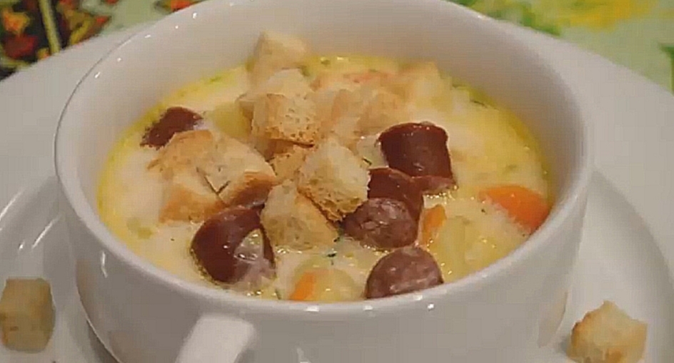 Сырный суп с копчеными колбасками 